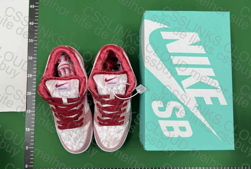 Dunk Low SB Strangelove
