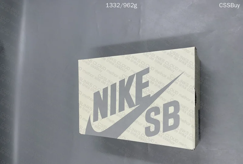 Dunk SB x Raised x Born 4
