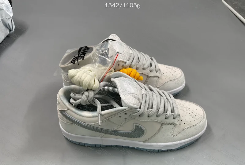 Dunk White Lobster