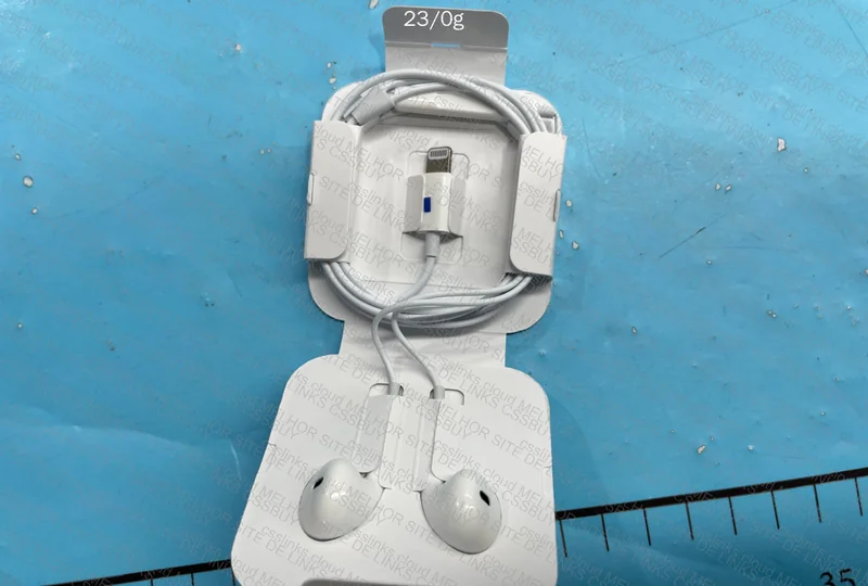 Apple Lightning Wired Headphones 2