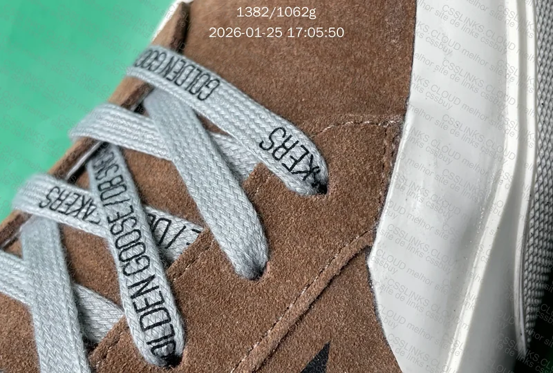 GGDB Golden Goose Super-Star LTD em camurça verde militar com estrela estampada.
