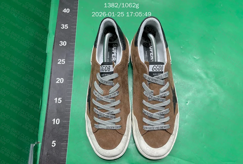 GGDB Golden Goose Super-Star LTD em camurça verde militar com estrela estampada. 2