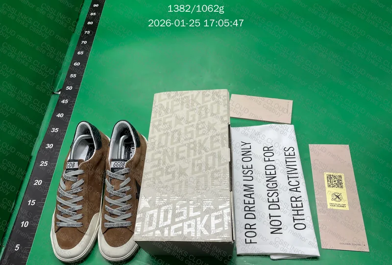 GGDB Golden Goose Super-Star LTD em camurça verde militar com estrela estampada. 3