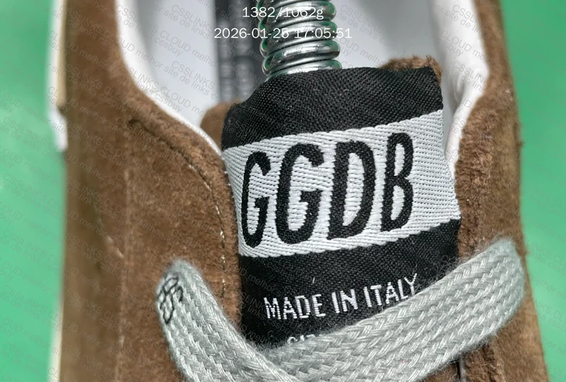GGDB Golden Goose Super-Star LTD em camurça verde militar com estrela estampada. 5
