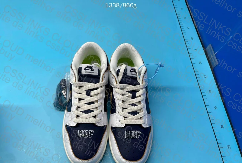 HUF x Nike SB Dunk Low OG New York 3