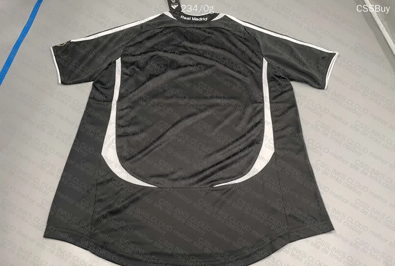 Real Madrid Retro Jersey - 2006 / 2007 5