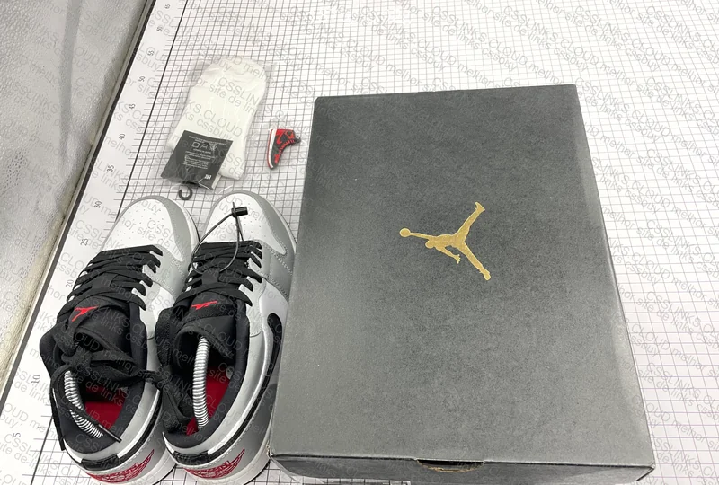 Jordan 1 Light Smoke Grey 4