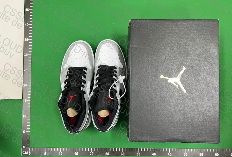 Jordan 1 Light smoke Grey - JMDY 3
