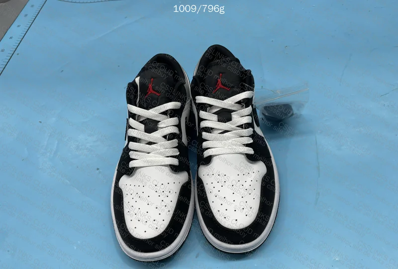 Jordan 1 Low BLACK MATTE SILVER 2
