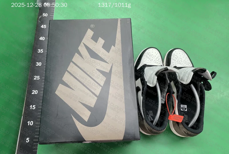 Jordan 1 Low Mocha