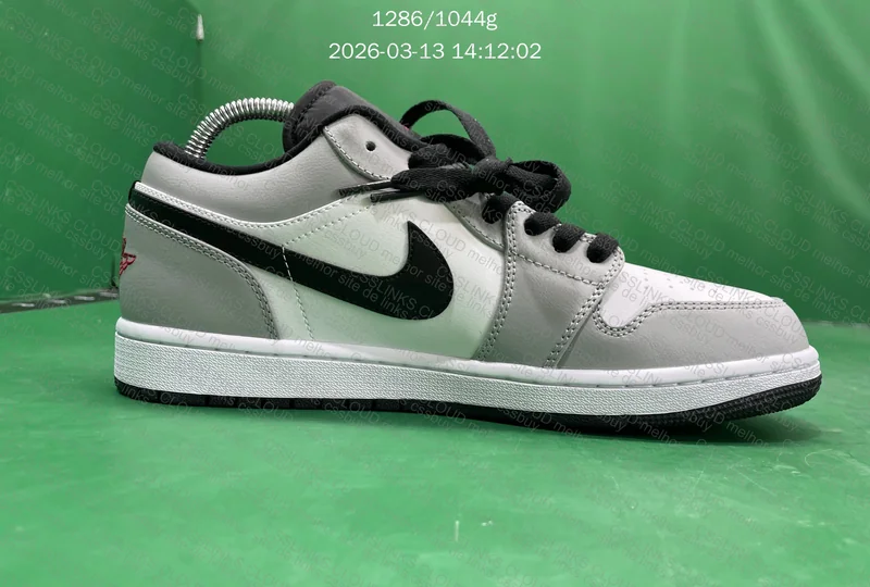 Jordan 1 low smoke grey 9