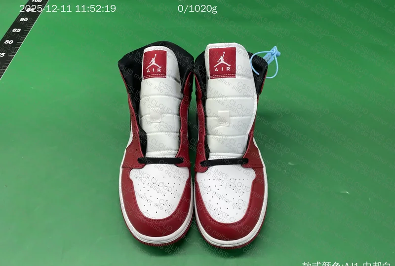 Jordan 1 Mid Chicago White heel