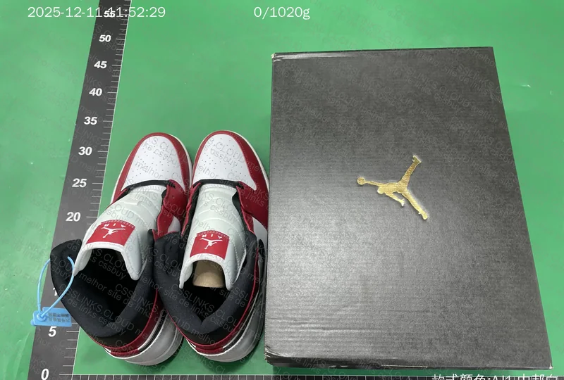 Jordan 1 Mid Chicago White heel 5