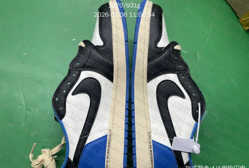 Jordan 1 Retro Low OG SP Fragment x Travis Scott