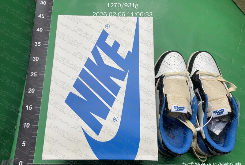 Jordan 1 Retro Low OG SP Fragment x Travis Scott 3