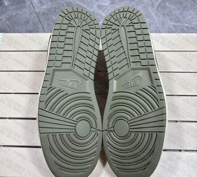 Jordan 1 Retro Low OG SP Travis Scott Medium Olive 6