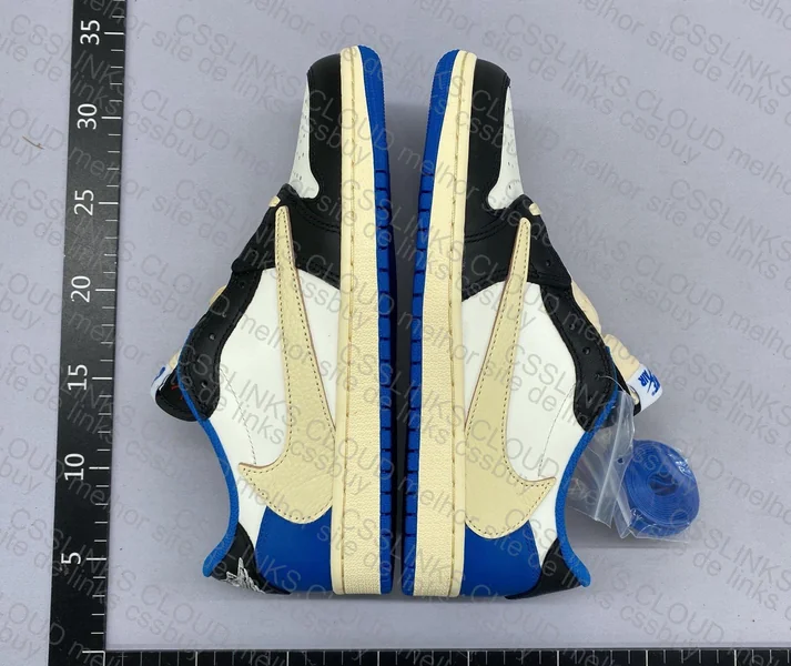 Jordan 1 Travis 4