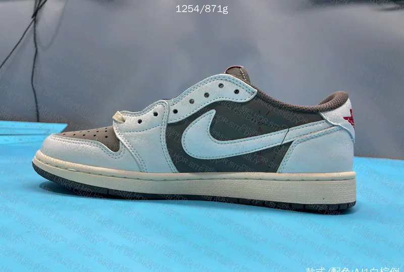 Jordan 1 Travis Scott 3