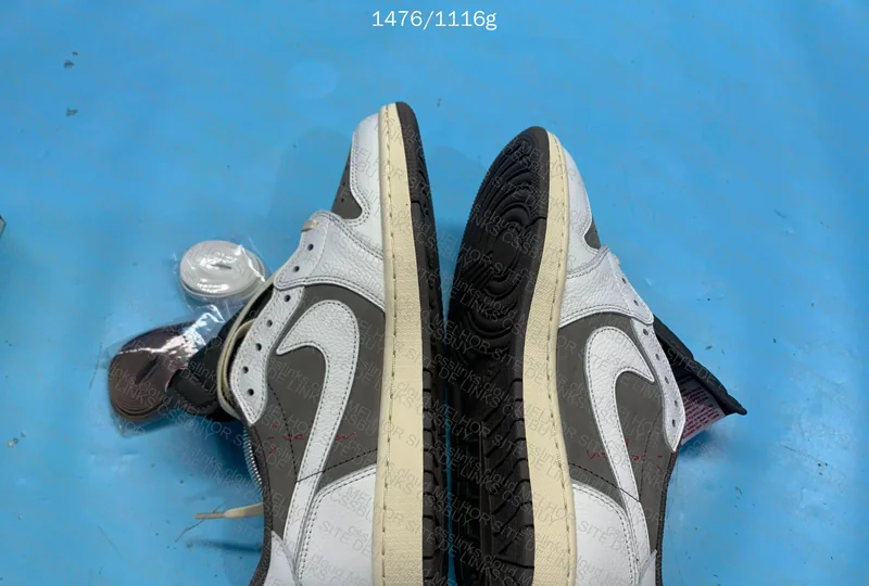 Jordan 1 Travis Scott 3