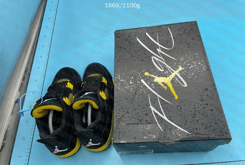 Jordan 4 (Thunder yellow) 3