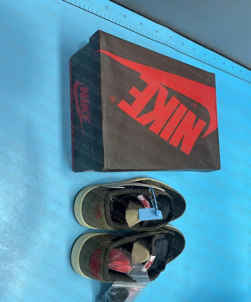 Jordan Low x Travis scott dark moca 3