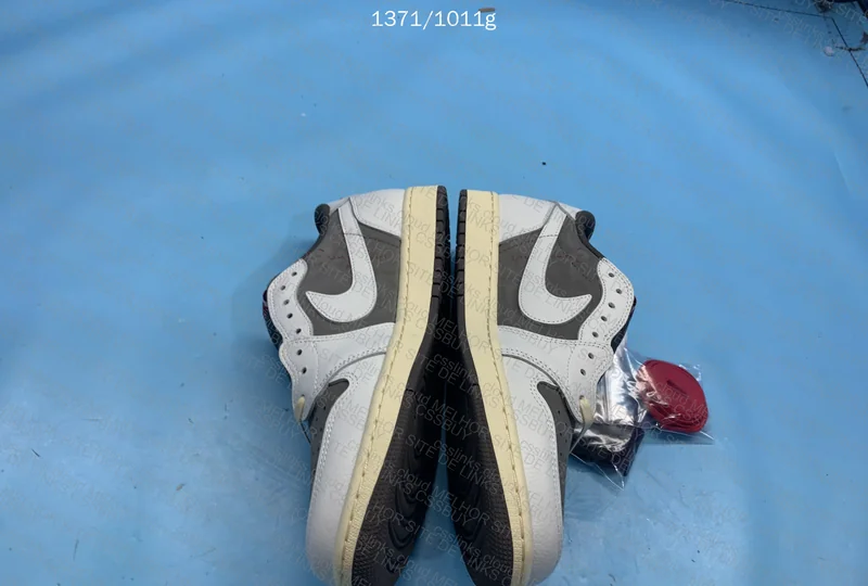 Jordan Reverse Mocha Travis 6