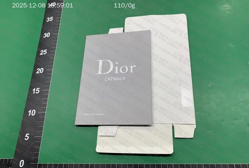 Livro Dior decorativo