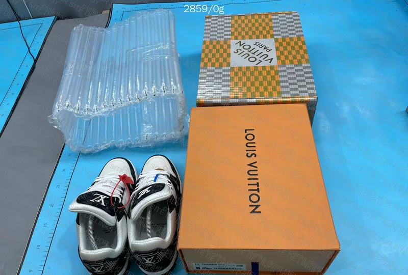 Louis Vuitton Trainer Black and White 4