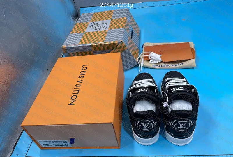 LV TRAINER SNEAKER 3