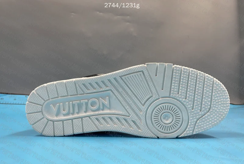 LV TRAINER SNEAKER 4