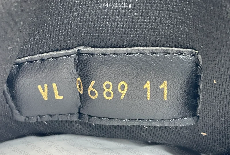 LV TRAINER SNEAKER 8