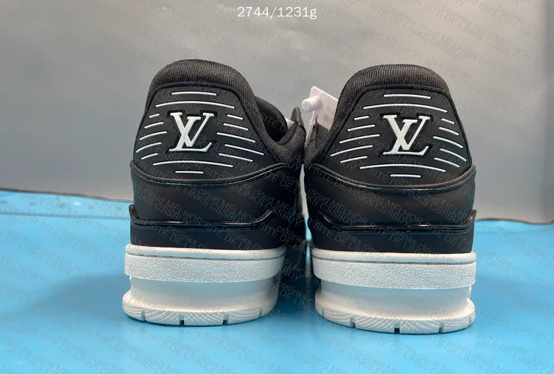 LV TRAINER SNEAKER 9