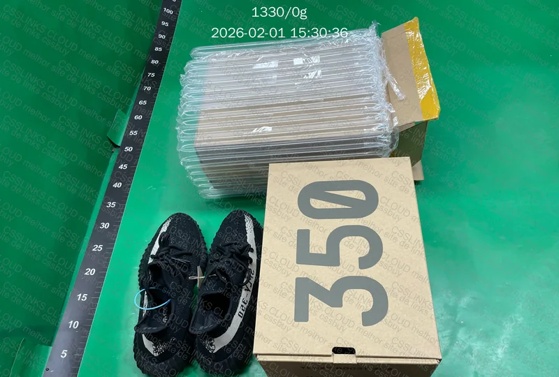 LW Batch yeezy 350 black and white (OVOSNEAKERS) 3