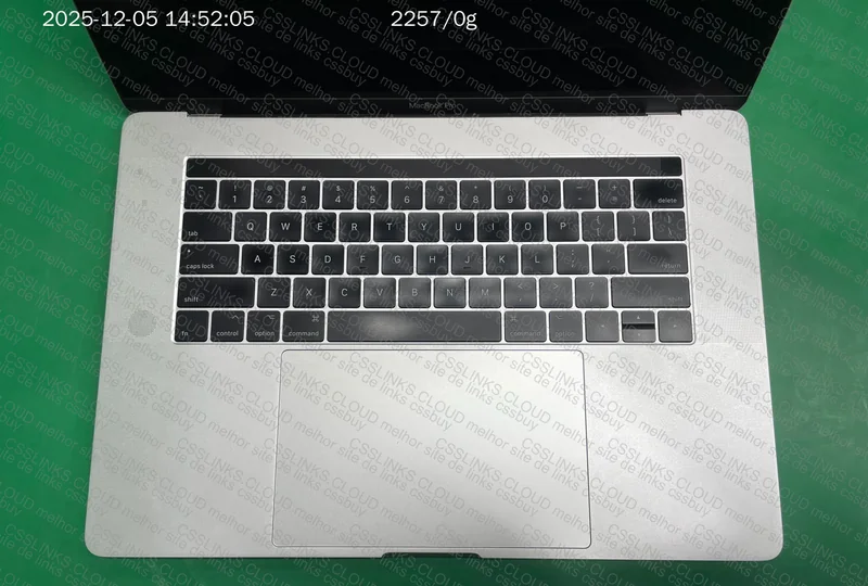 MacBook Pro 2017 - 256GB, 16GB RAM 9