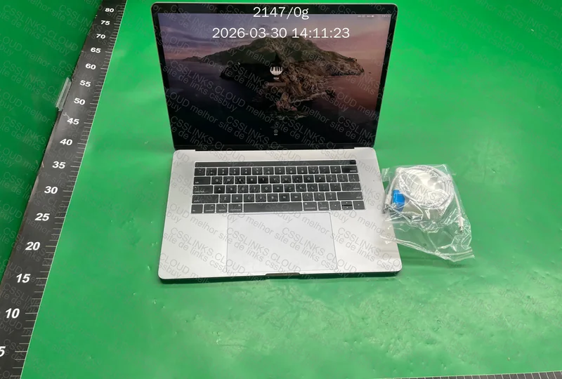 MacBook Pro 2018: Core i7 16GB RAM 256GB 4