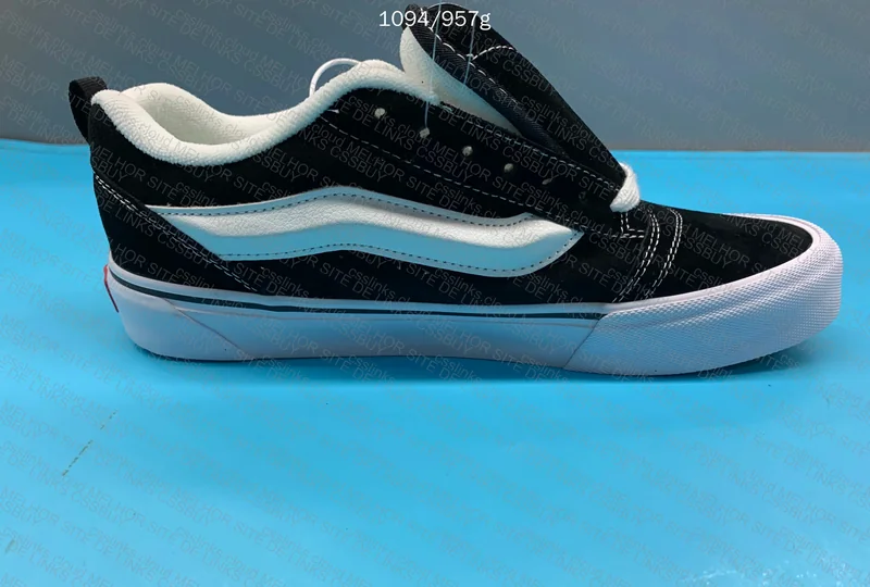 Model: Vans Knu, Black and White 4