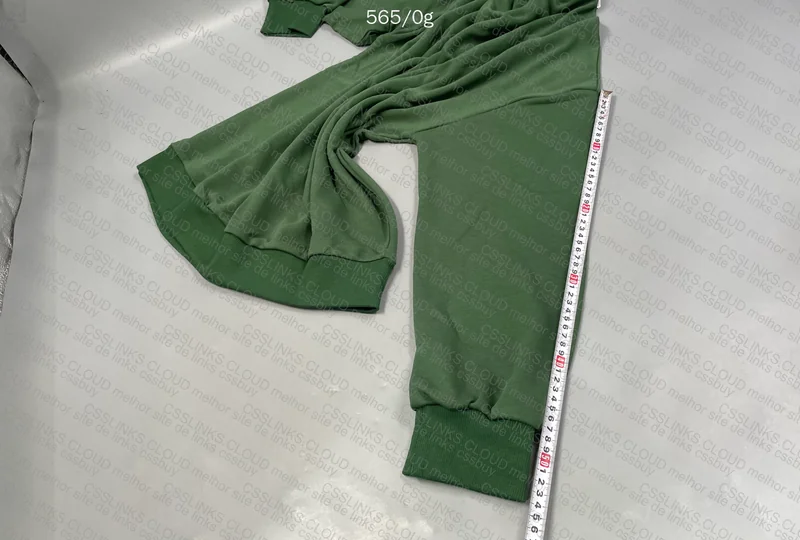 Carhartt Crewneck Sweatshirt (with measurements) 3