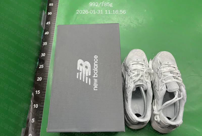 NB 740 ( tem uma pequena mancha no cadarço)