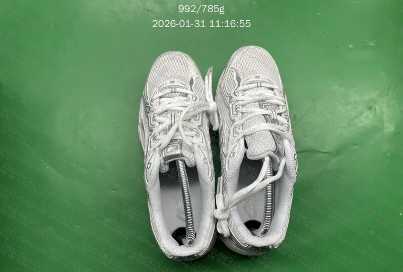 NB 740 ( tem uma pequena mancha no cadarço) 2
