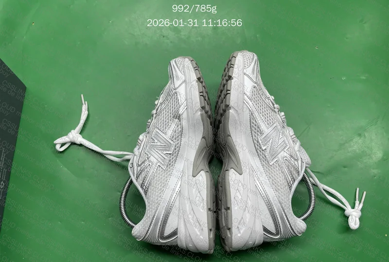 NB 740 ( tem uma pequena mancha no cadarço) 3
