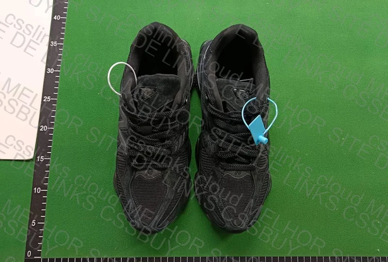 NB9060 TRIPLE BLACK 2