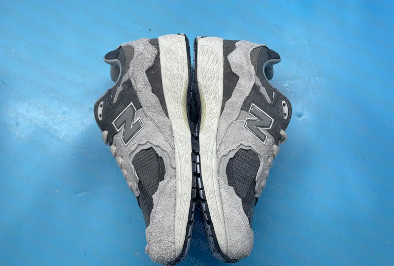 New Balance 2002R 4