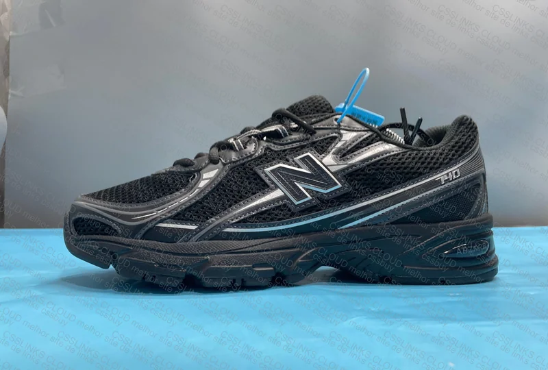 New Balance 740 4