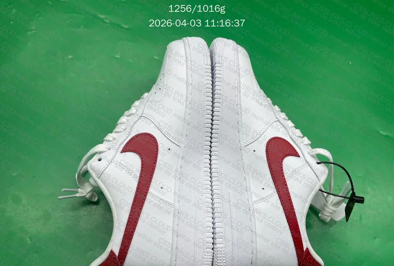 Nike Air Force 1 '07 na cor branca com detalhes em vermelho. GL?