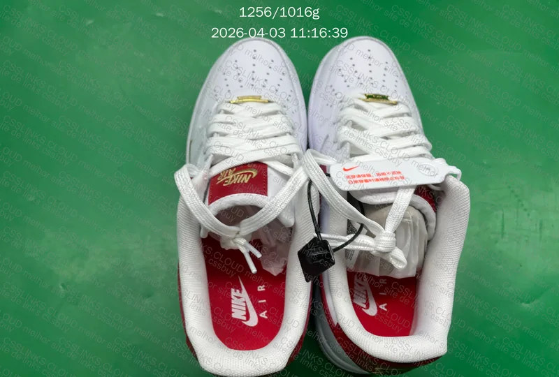 Nike Air Force 1 '07 na cor branca com detalhes em vermelho. GL? 2
