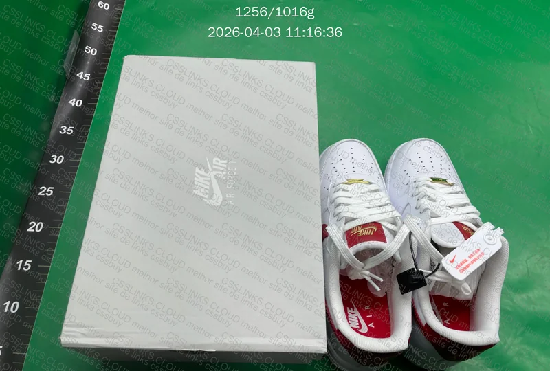 Nike Air Force 1 '07 na cor branca com detalhes em vermelho. GL? 3
