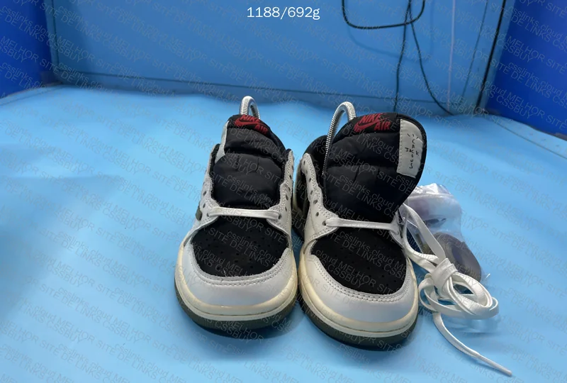 Nike Air Jordan 1 Low OG x Travis Scott “Reverse Mocha”. 3