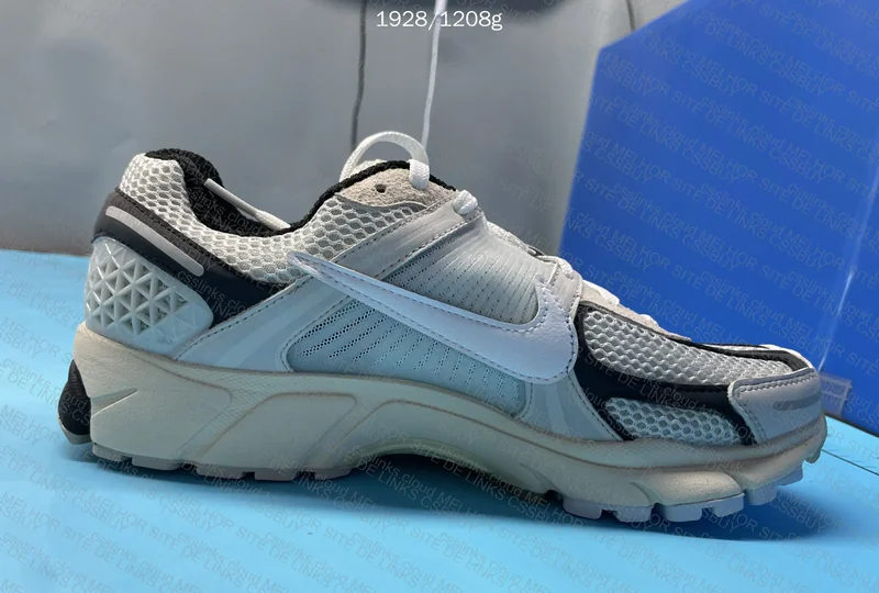 Nike AirZoom Vomero 5 4