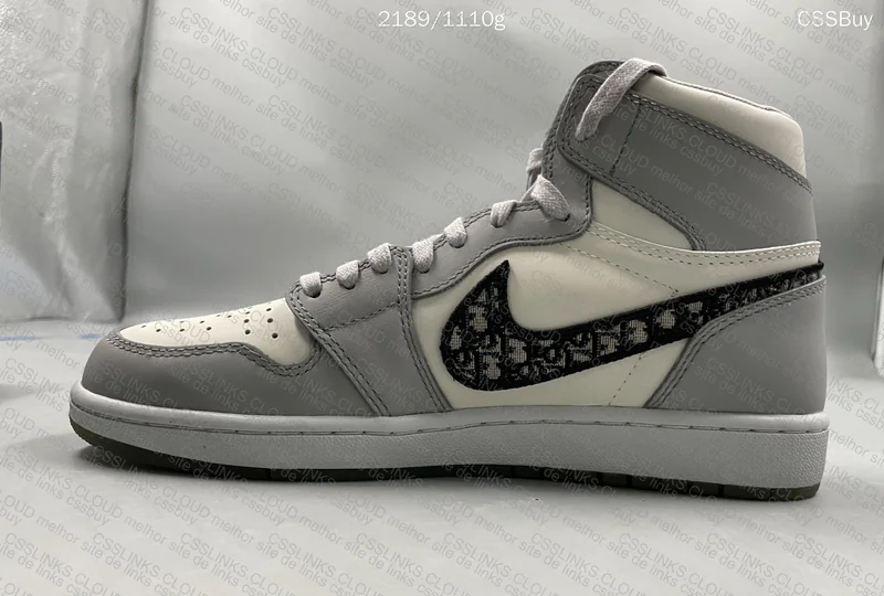 Nike AJ1 High x Dior - with Flaw 4