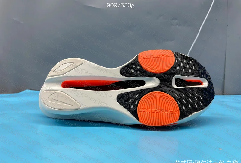 Nike Alphafly 3 (with Carbon Plate) 3